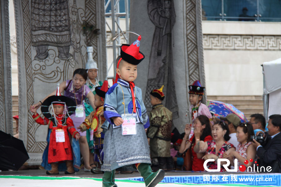 蒙古儿童服饰
