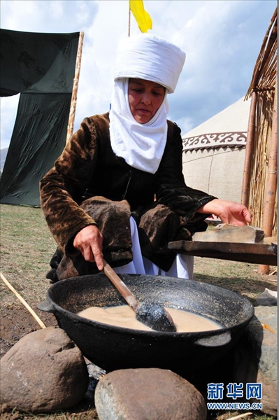 一名牧民正在煮奶茶