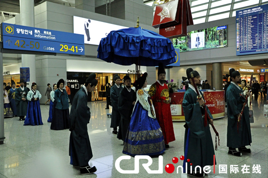 在韩国仁川机场上演的传统服饰展示