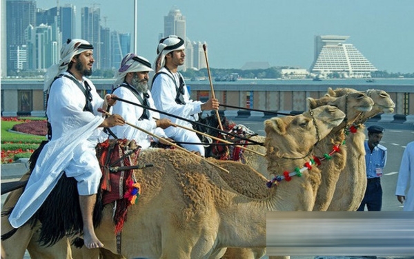 卡塔尔男子骑在骆驼上