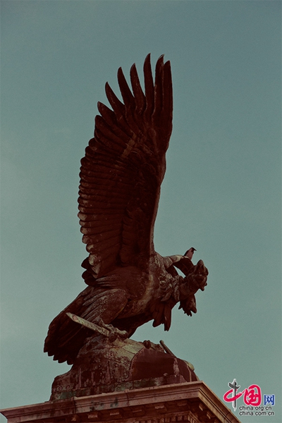 神鸟图茹尔鸟雕像