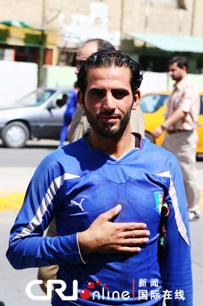 巴格达街头一位酷似意大利足球明星的青年
