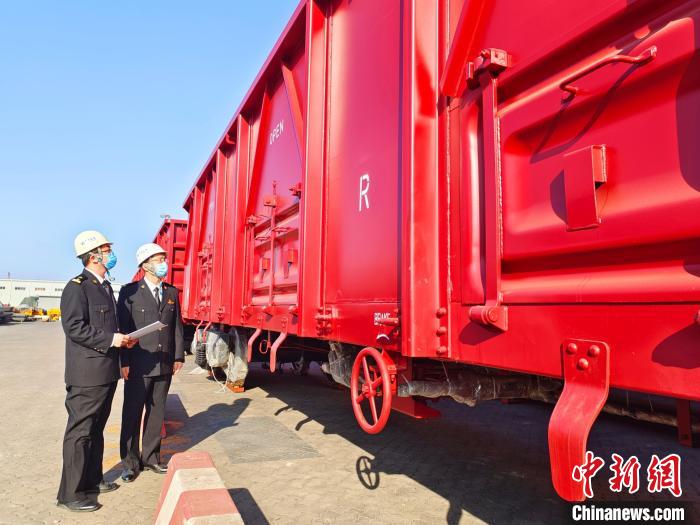 中巴经济走廊重点铁路物资项目首批铁路车辆顺利发运-1.jpeg