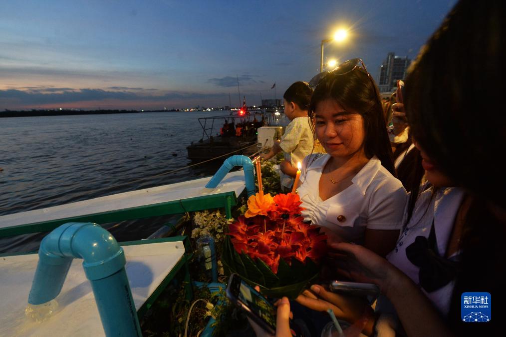 泰国曼谷民众庆祝水灯节