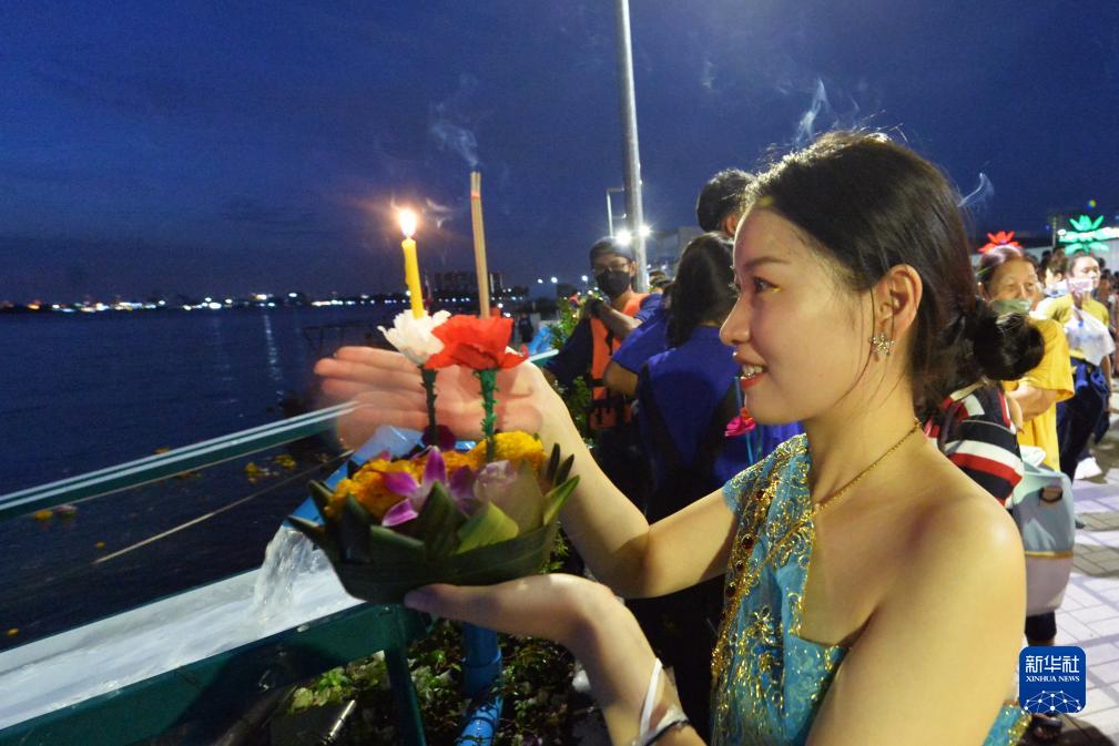 泰国曼谷民众庆祝水灯节