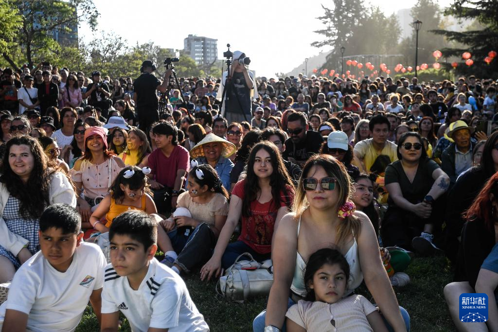 智利首都举行盛大春节庆祝活动