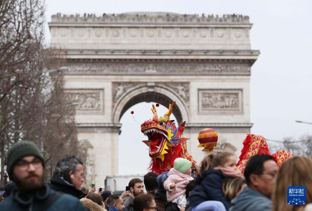 巴黎香榭丽舍大街舞动中国龙庆祝新春