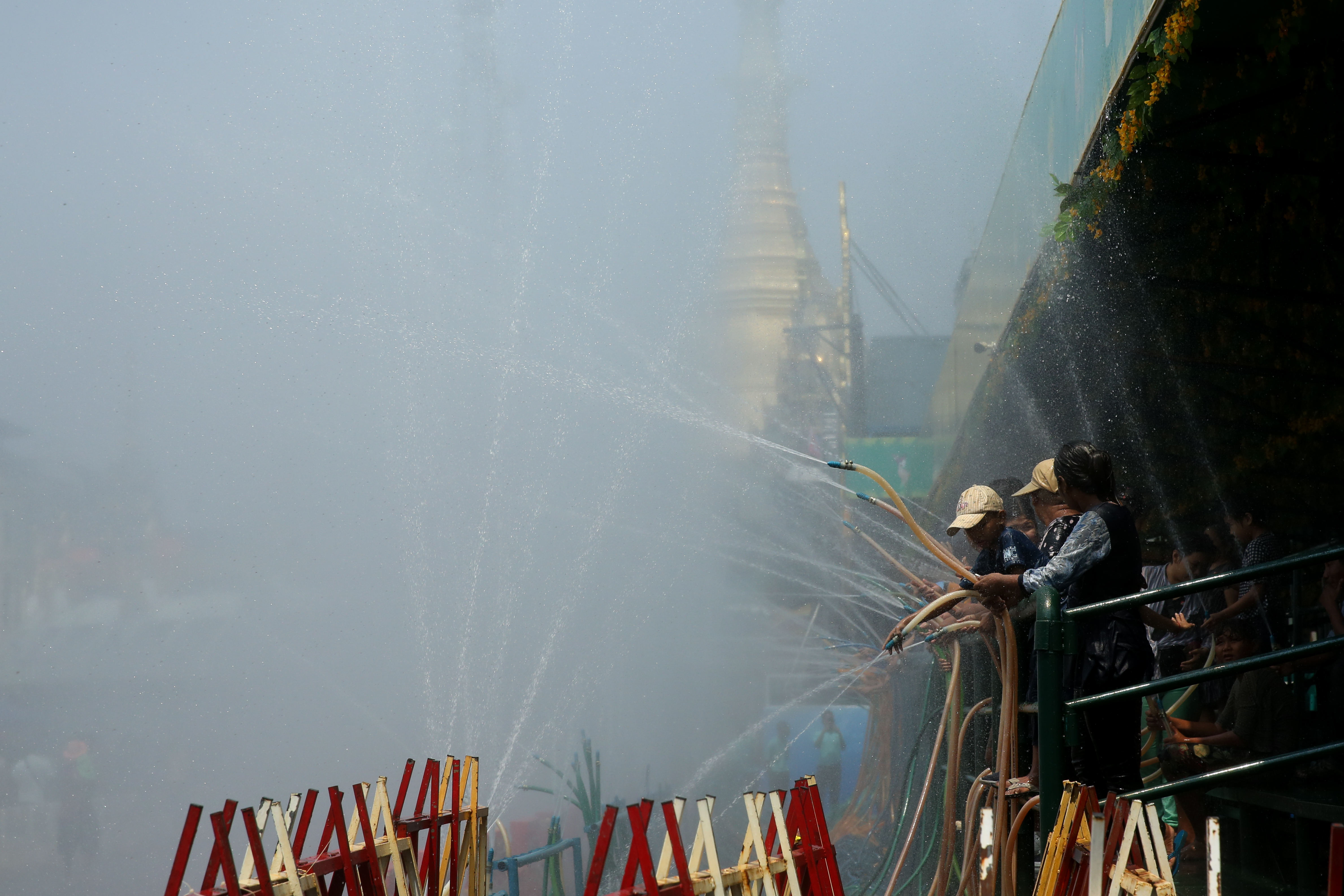 缅甸欢庆泼水节