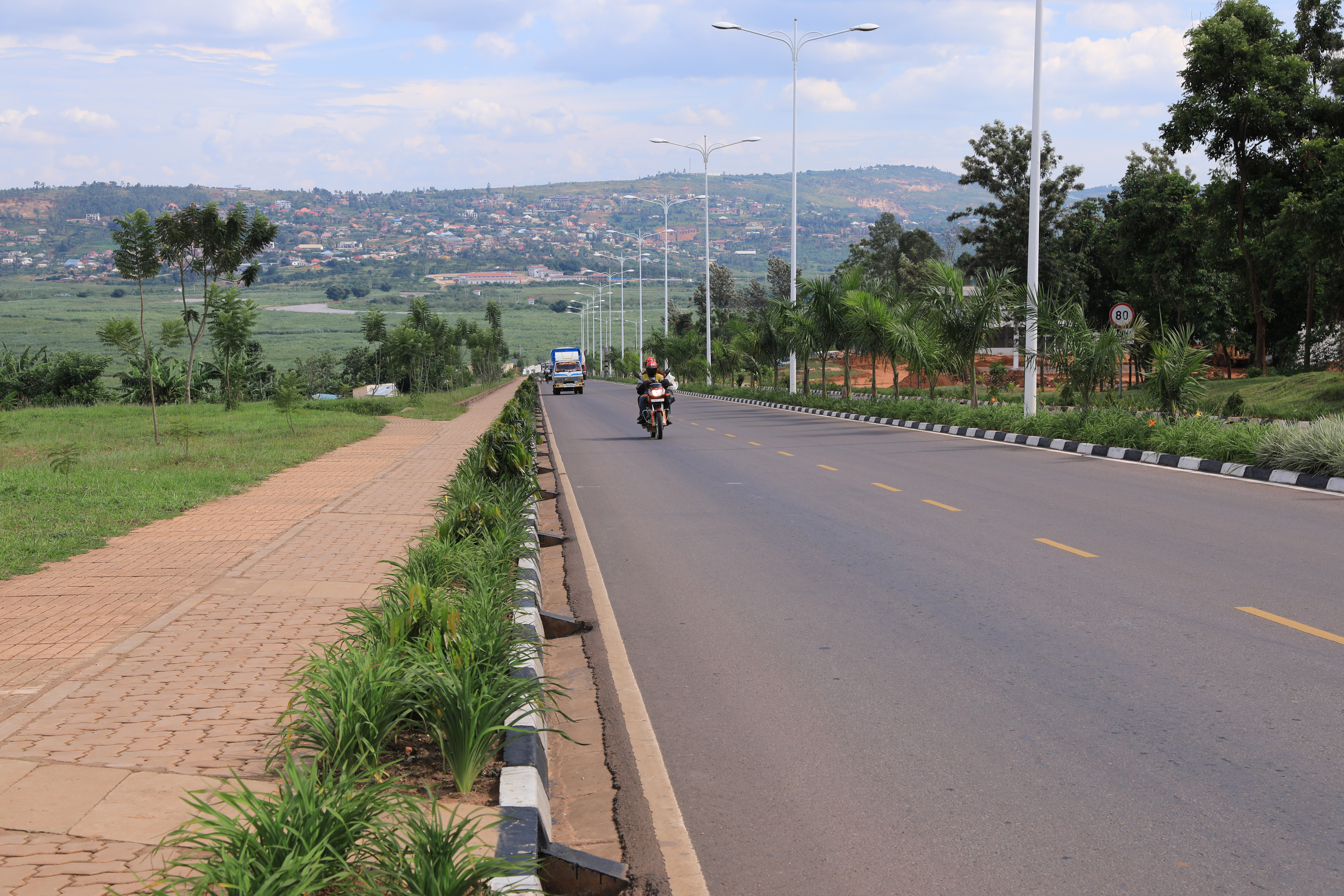卢旺达新机场路改善民众生活