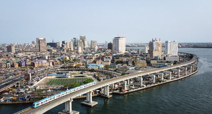 中企承建轻轨项目助力尼日利亚“拥堵之城”绿色出行