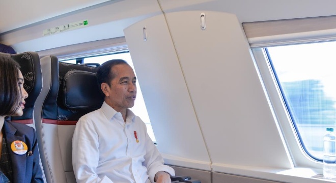 印尼总统首乘雅万高铁：很平稳、很舒适