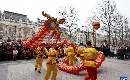 巴黎香榭丽舍大街舞动中国龙庆祝新春