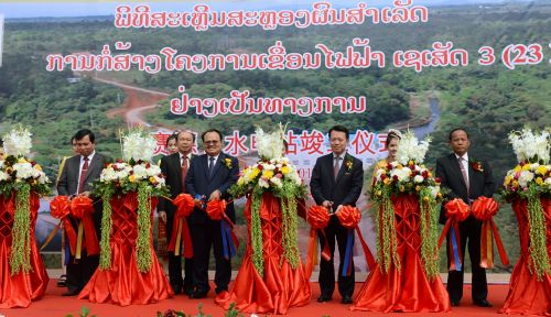 1月6日，在老挝沙拉湾省，嘉宾在赛德3水电站项目竣工仪式上剪彩。
