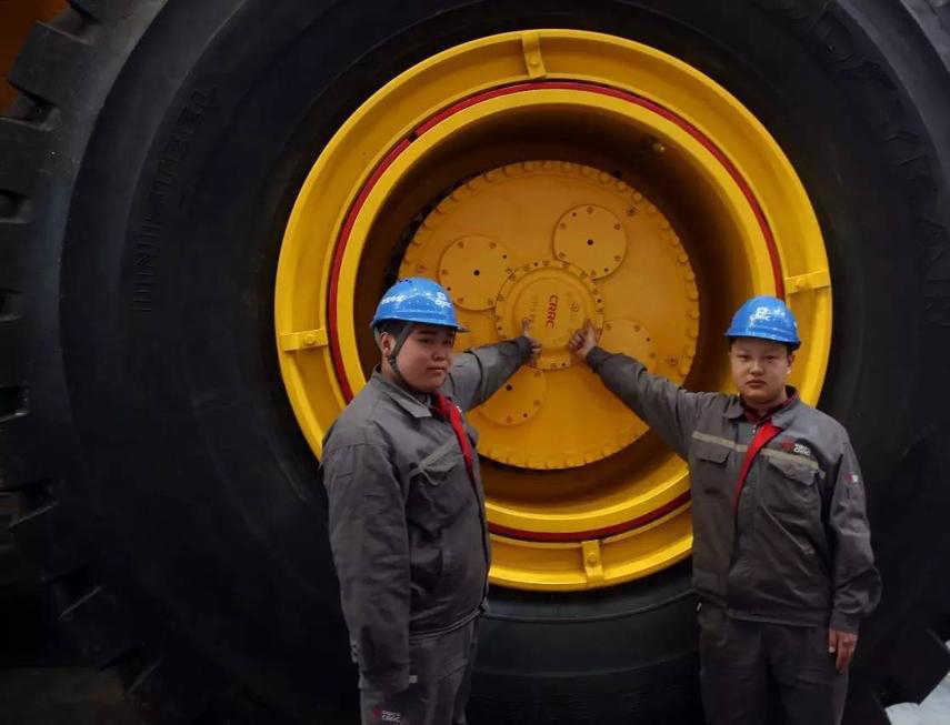 中车制造240吨级矿用自卸车下线  “巨无霸”掘金 “一带一路”