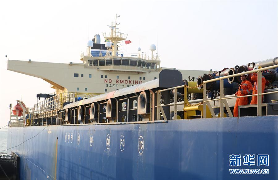 “苏伊士型”油轮靠港准备卸油。