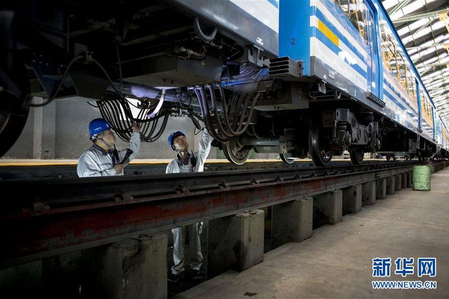 中方技术人员检查为罗卡线城际铁路提供的列车。