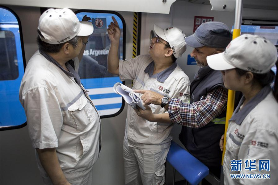 中方和阿方技术人员共同检查罗卡线城际铁路上的列车。
