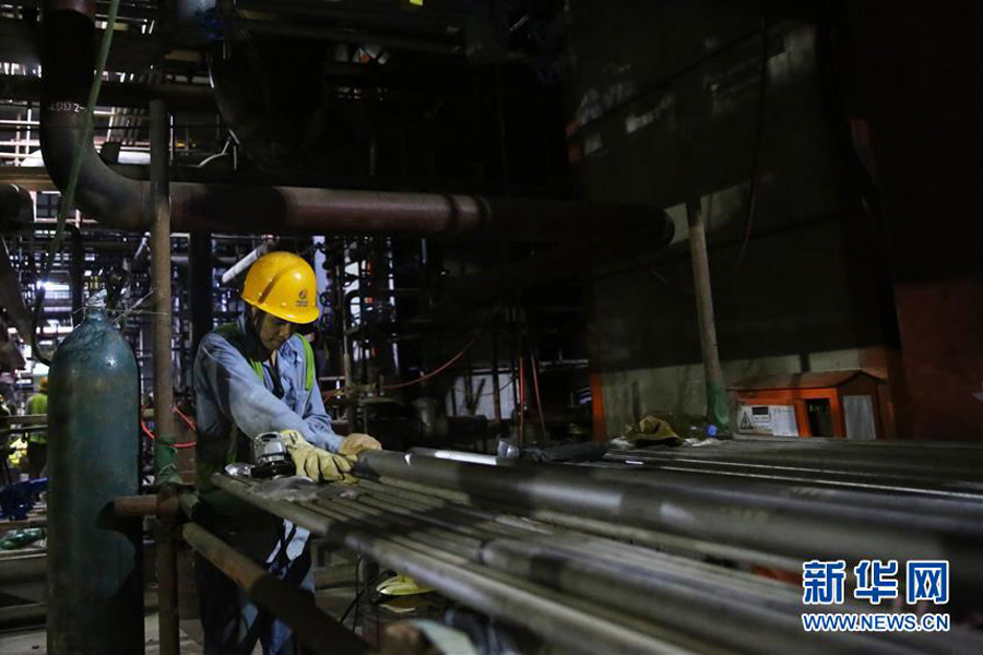 一名中国工人在卡西姆港燃煤电站施工现场工作