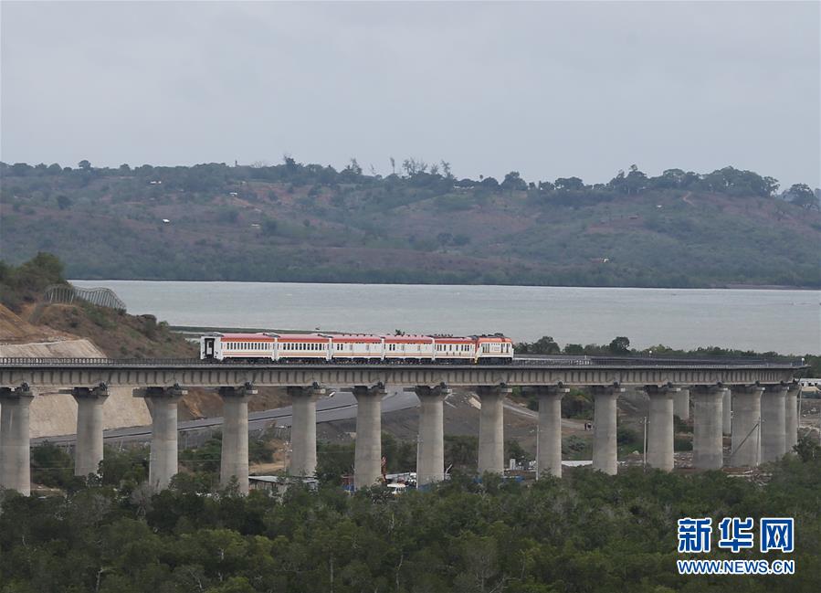 4月29日，列车从肯尼亚蒙内铁路蒙巴萨特大桥上驶过。