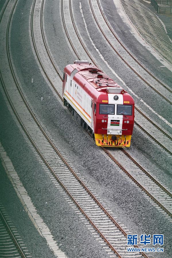 4月28日，列车从肯尼亚蒙内铁路蒙巴萨段驶过。