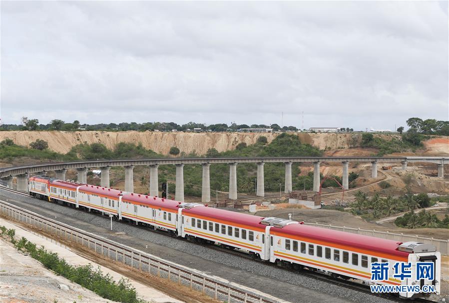4月29日，列车从肯尼亚蒙内铁路蒙巴萨段驶过。