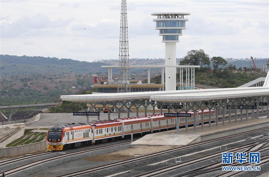 4月29日，列车从肯尼亚蒙内铁路蒙巴萨西站驶出。