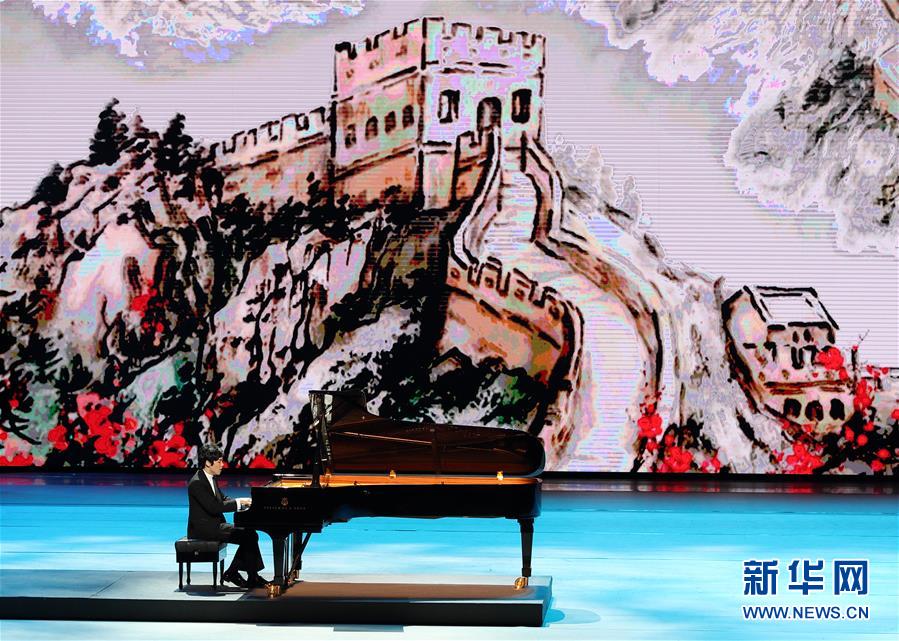 演员在表演钢琴演奏节目《北京四季》