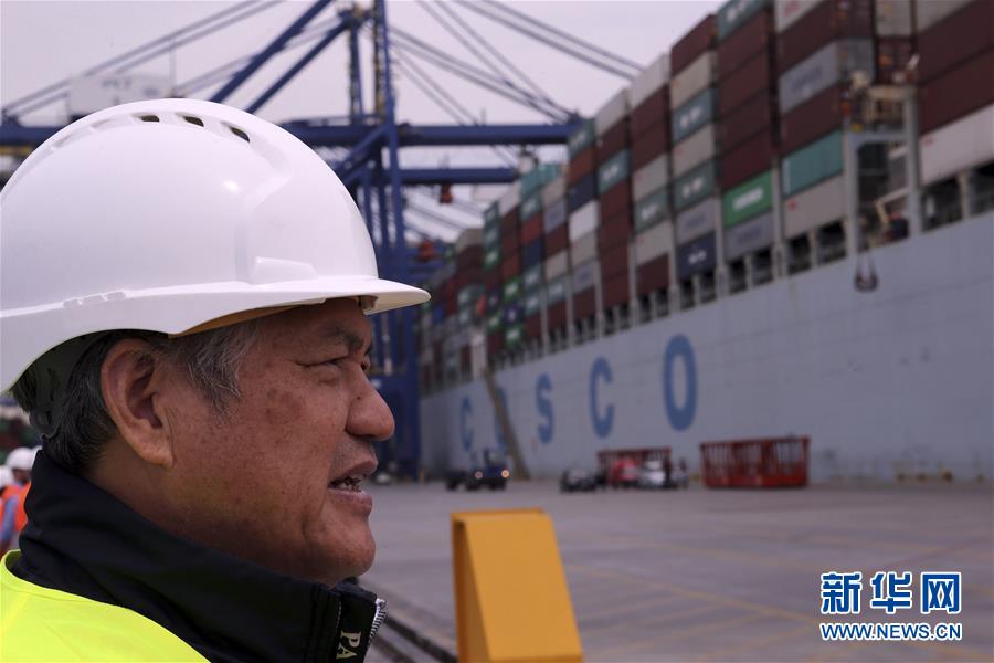 中远海运比港总裁傅承求在比港集装箱码头检查工作