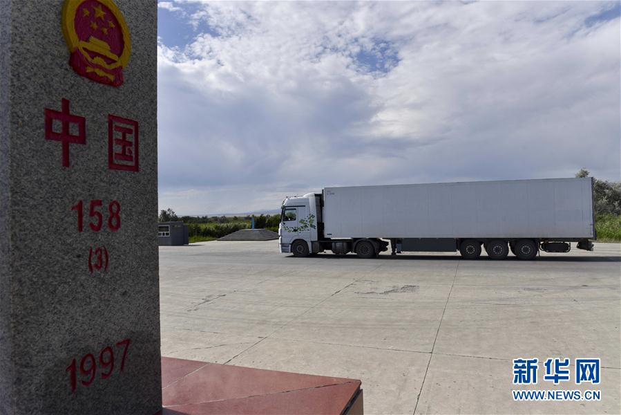 一辆来自哈萨克斯坦的货车满载着货物驶出中国国境。