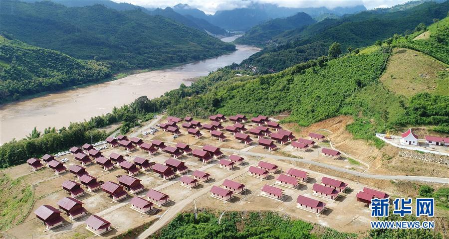 中国电建向老挝移交电站移民新村