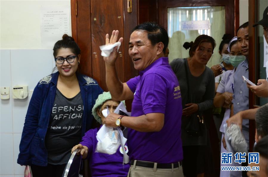 中国“光明行”医疗队为老挝白内障患者带来光明