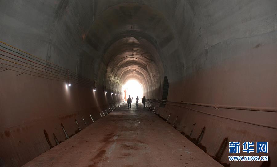 中老铁路第一条隧道全线贯通