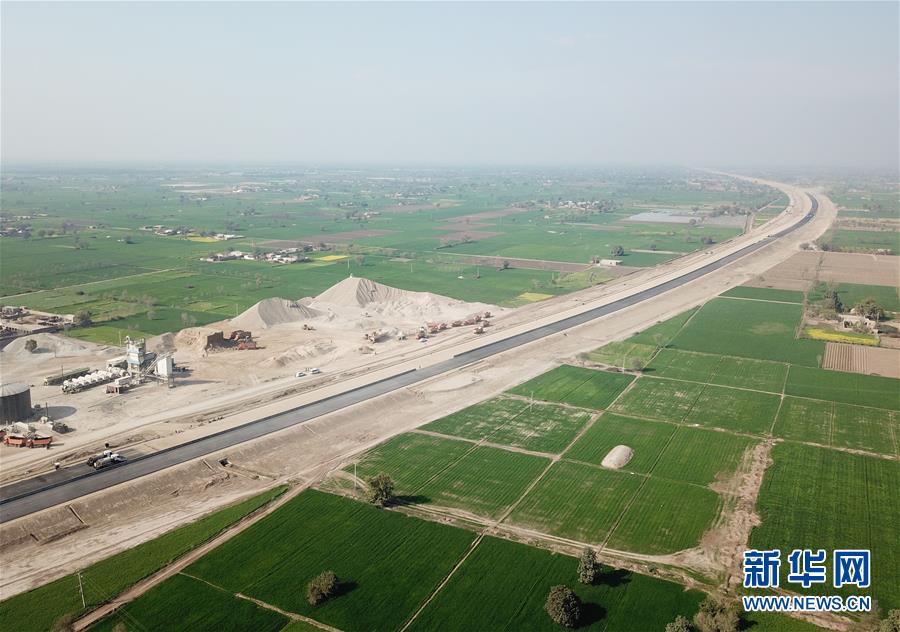 中巴经济走廊：白沙瓦至卡拉奇高速公路苏木段全面进入路面建设
