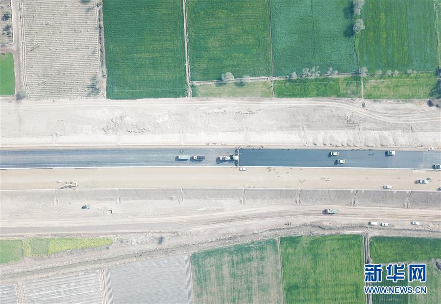 中巴经济走廊：白沙瓦至卡拉奇高速公路苏木段全面进入路面建设