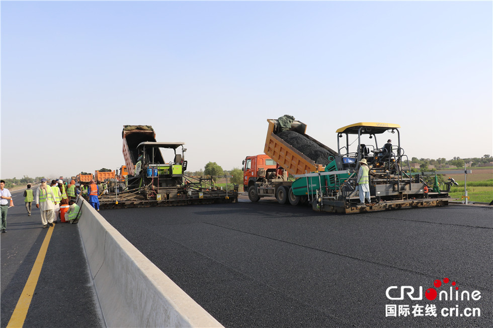 中巴经济走廊最大交通基础设施项目部分路段提前通车
