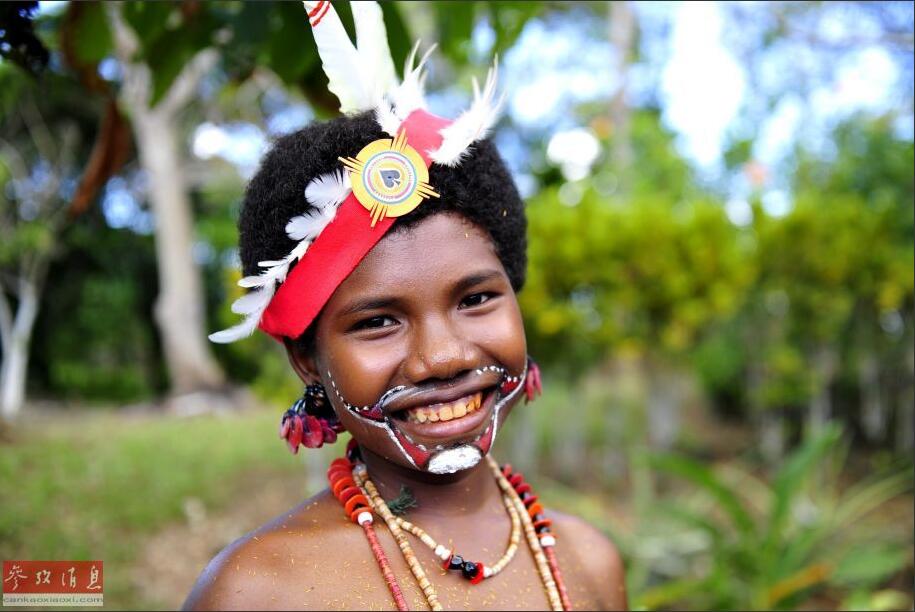 在巴布亚新几内亚特罗布里恩岛上拍摄的少女。