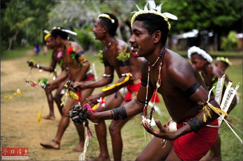 当地人在巴布亚新几内亚特罗布里恩岛上表演歌舞。