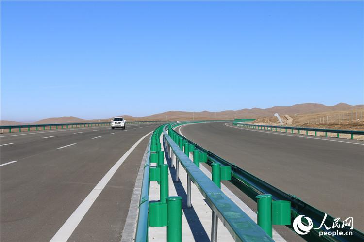 中企承建蒙古国首条高速公路沥青路面全线贯通
