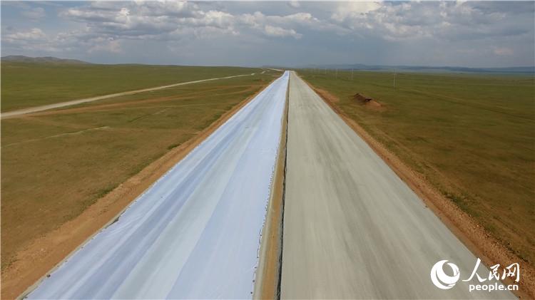 中企承建蒙古国首条高速公路沥青路面全线贯通