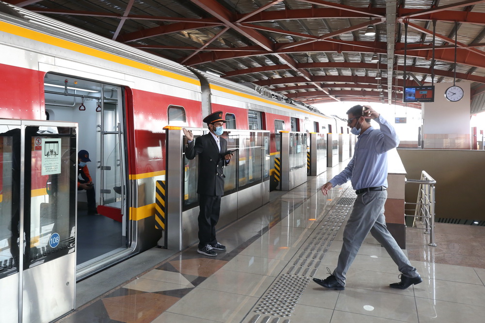 巴基斯坦首条地铁商运后迎来首批乘客