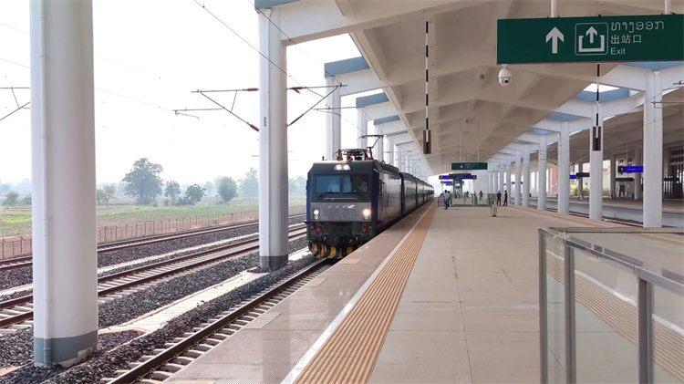 中老铁路老挝段首开普速旅客列车
