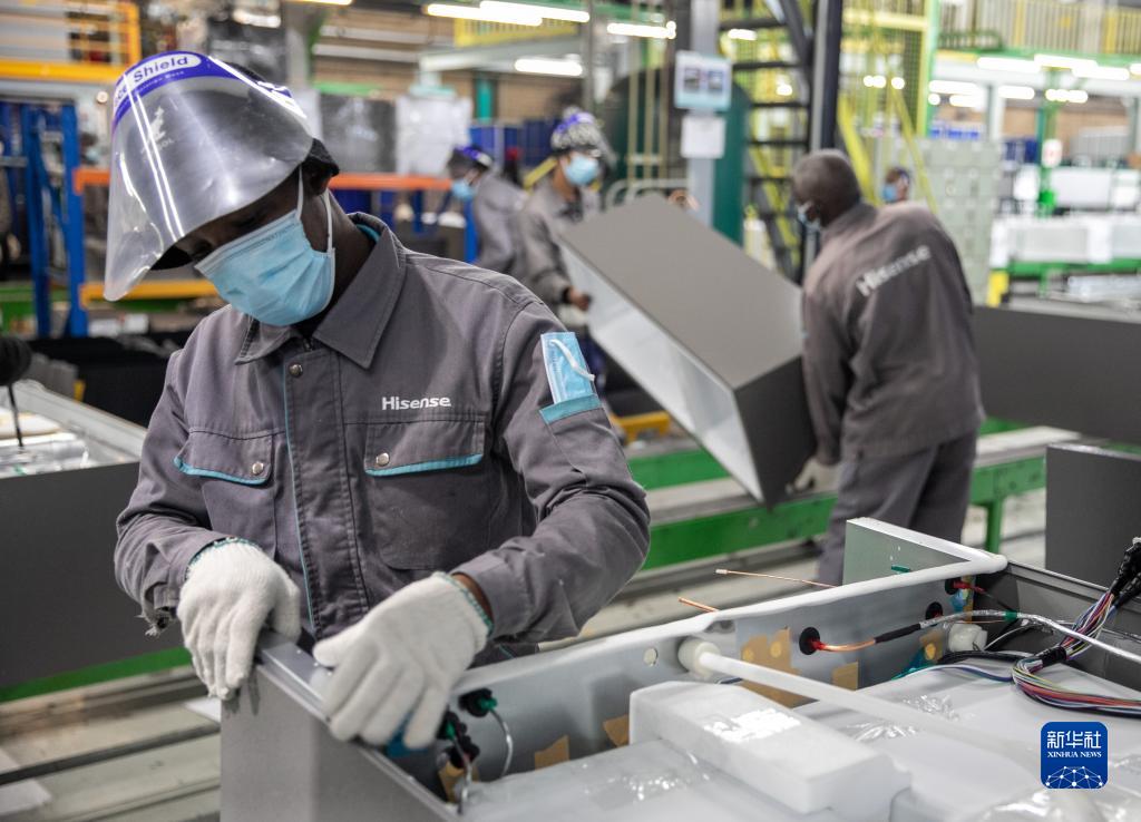 6月1日，当地员工在南非开普敦海信南非工业园的冰箱生产线上工作。