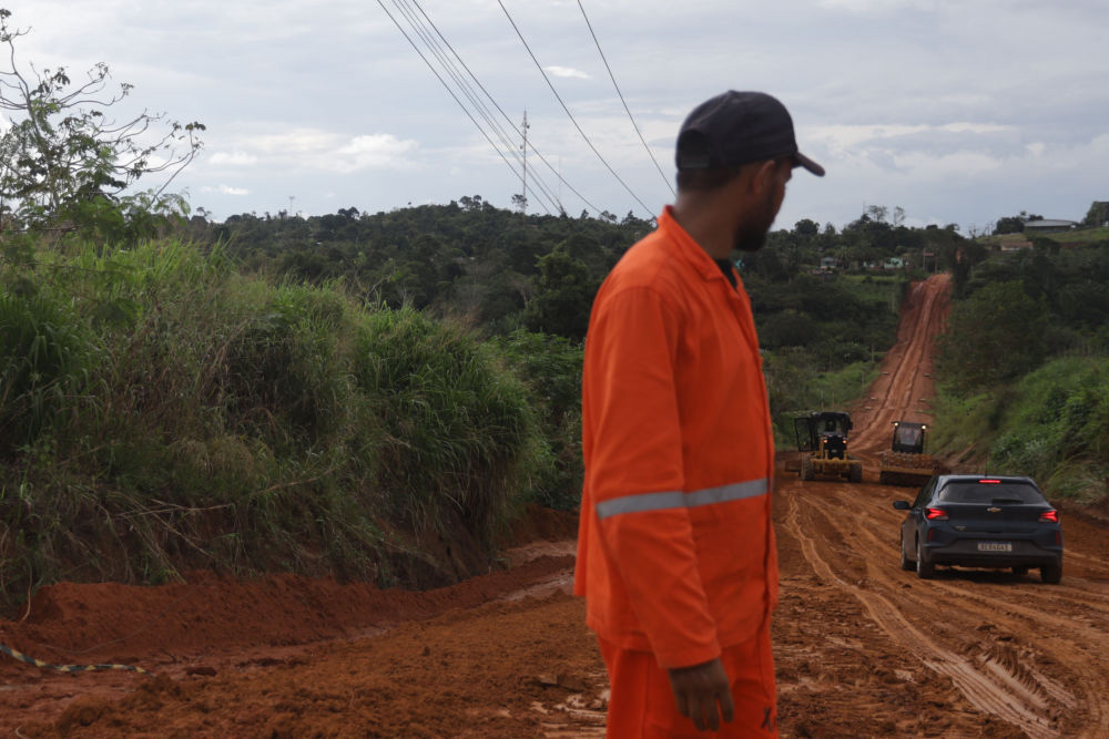 5月18日，一名工人站在巴西帕拉州巴西诺沃一条正在施工的道路上。