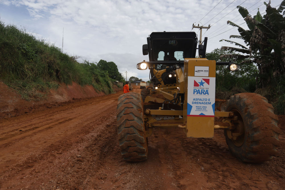 5月18日，工程机械在巴西帕拉州巴西诺沃一条道路上参与施工。