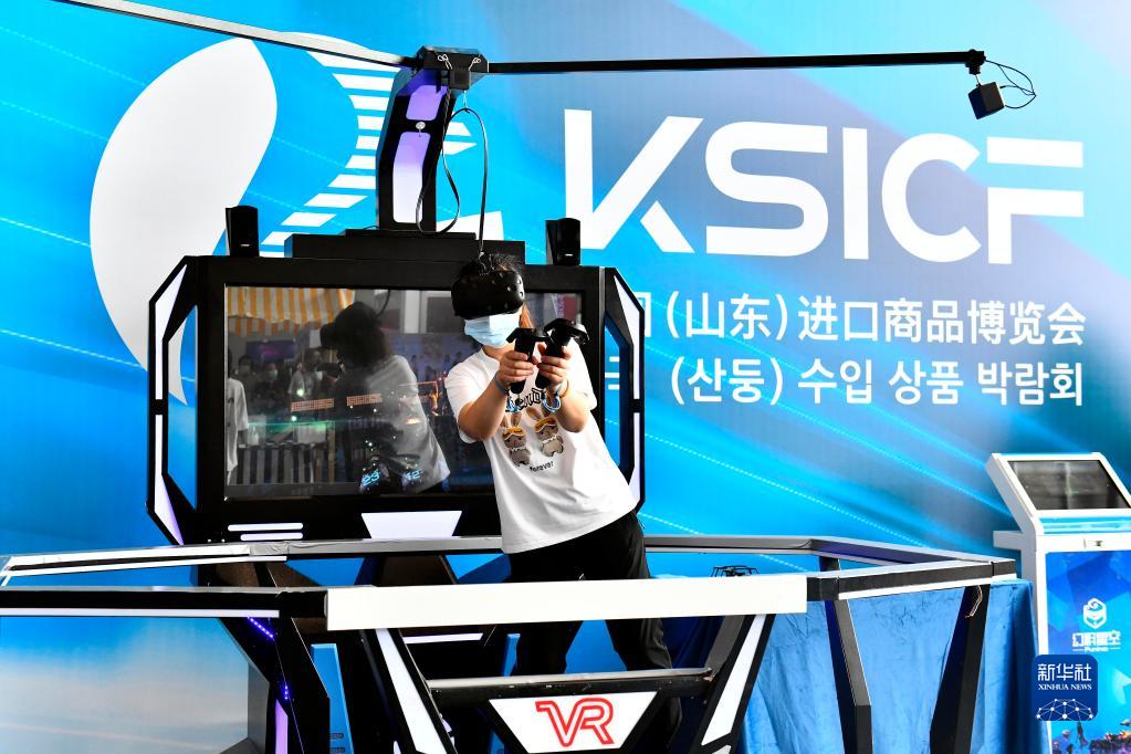 8月5日，在山东省威海市，参观者在第二届韩国（山东）进口商品博览会上体验VR游戏。新华社记者 郭绪雷 摄