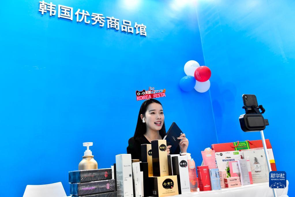 8月5日，在山东省威海市，主播在第二届韩国（山东）进口商品博览会上直播带货。新华社记者 郭绪雷 摄