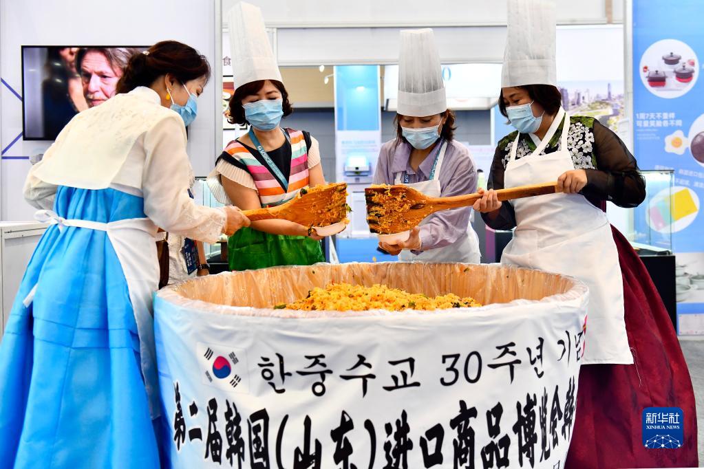 8月5日，在山东省威海市，韩国参展人员在第二届韩国（山东）进口商品博览会上制作韩国传统美食。新华社记者 郭绪雷 摄