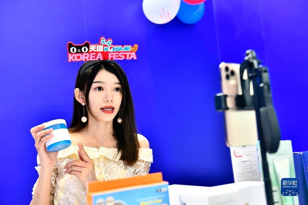 8月5日，在山东省威海市，主播在第二届韩国（山东）进口商品博览会上直播带货。新华社记者 郭绪雷 摄