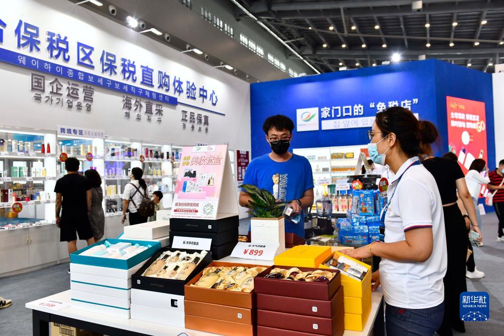8月5日，在山东省威海市，与会嘉宾参观第二届韩国（山东）进口商品博览会。新华社记者 郭绪雷 摄