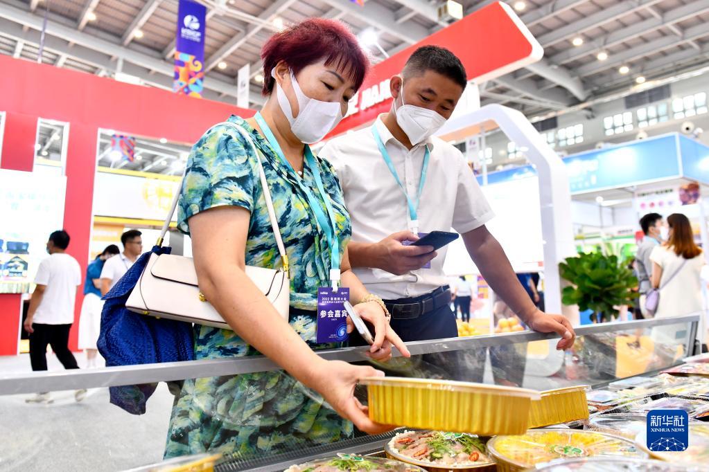 8月5日，在山东省威海市，与会嘉宾参观第二届韩国（山东）进口商品博览会。新华社记者 郭绪雷 摄